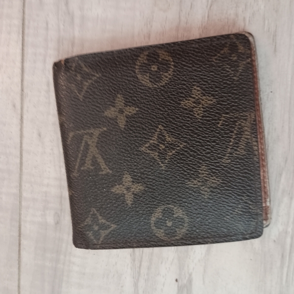 Louis Vuitton Monogram Bi-fold Mens Wallet - Picture 2 of 11